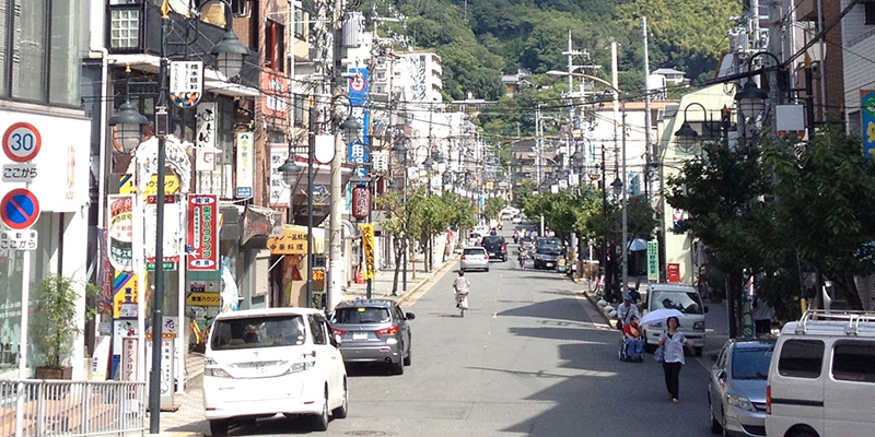 野崎参道商店街は全長約350メートルのまっすぐな商店街です